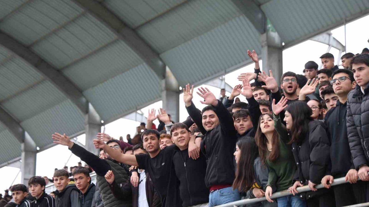 Adana’da liseli gençlerin maç heyecanı çıkan kavgayla yarıda kaldı