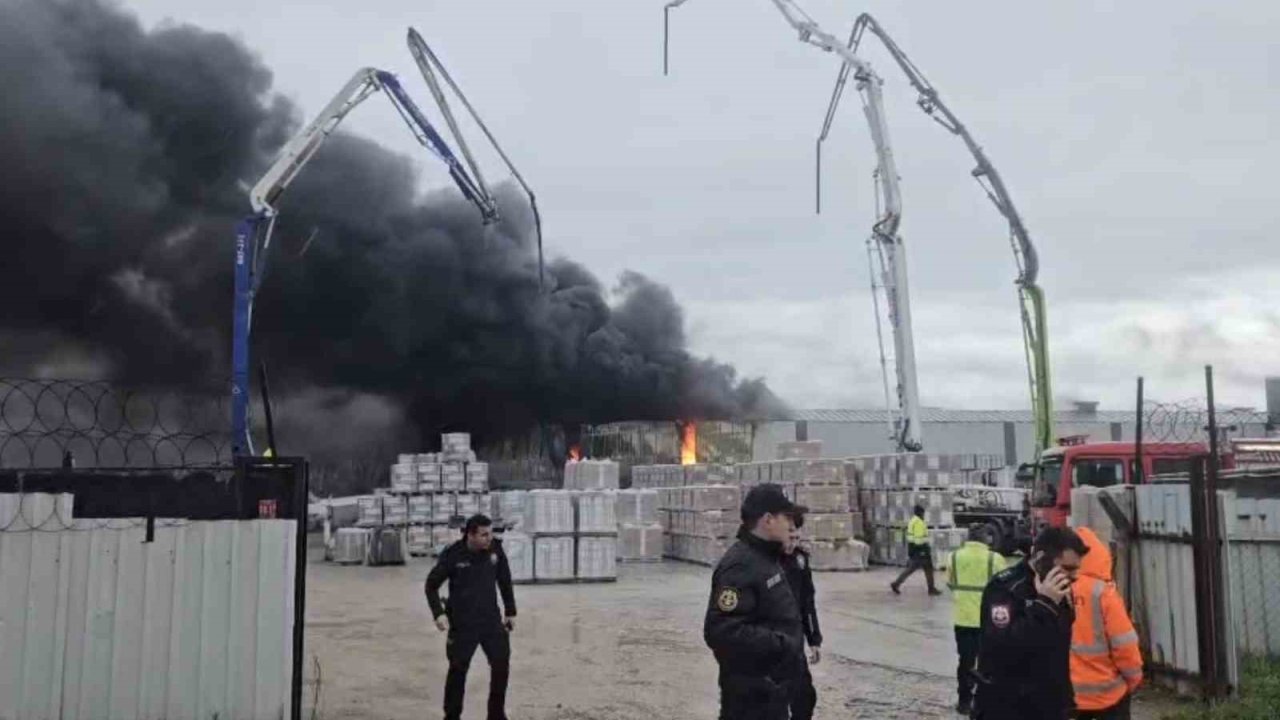 Balıkesir’de yapı market deposunda yangın