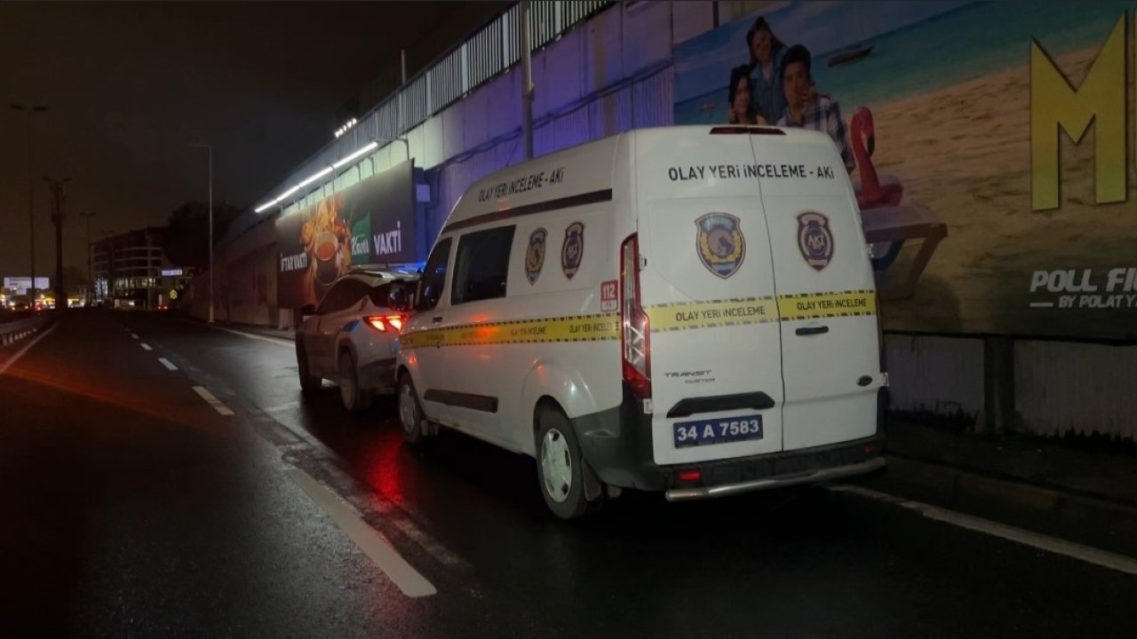 Küçükçekmece’de seyir halindeki motosiklet, temizlik aracının altına girdi: 2 ölü