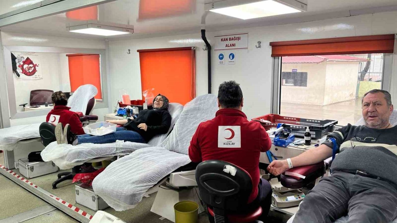 Nazilli’de öğrenci velilerinden kan bağışı yarışı