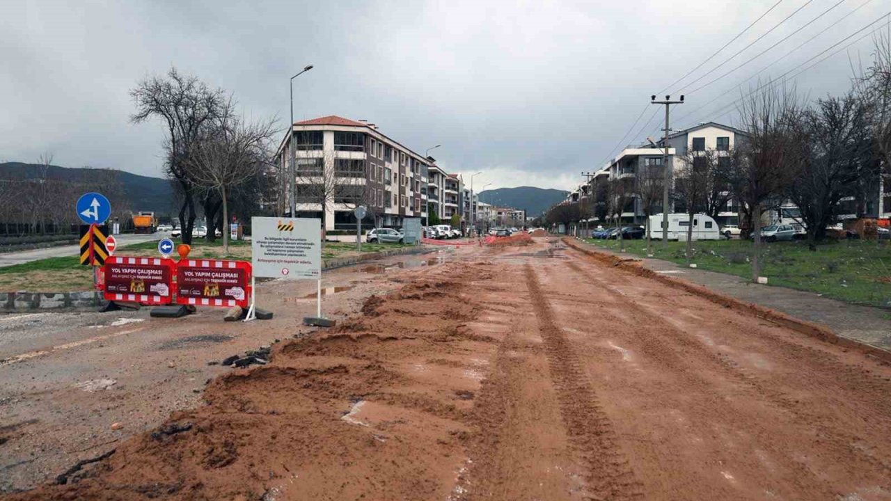 Menteşe’de yol yapım çalışmaları devam ediyor