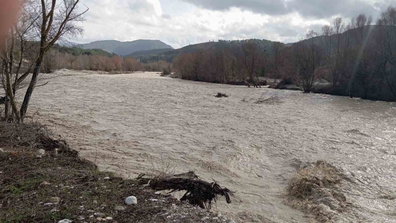 Denizli’de sel köprüleri ağır hasar verdi