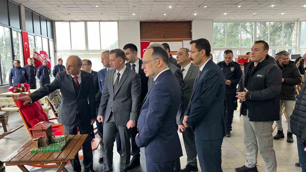 Ayvacık’ta Sanatla Değişen Hayatlar Sergisi Açıldı