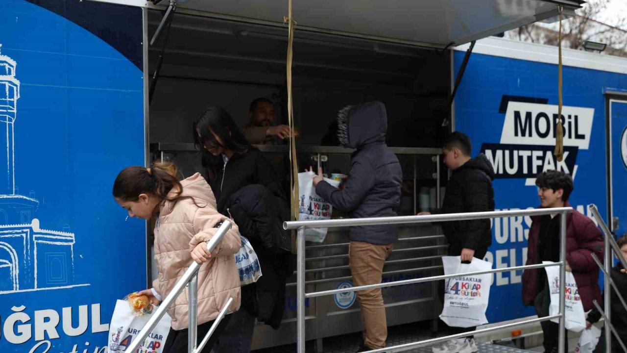 Pursaklar 4.Kitap Günleri’nde vatandaşlara çorba ikramı