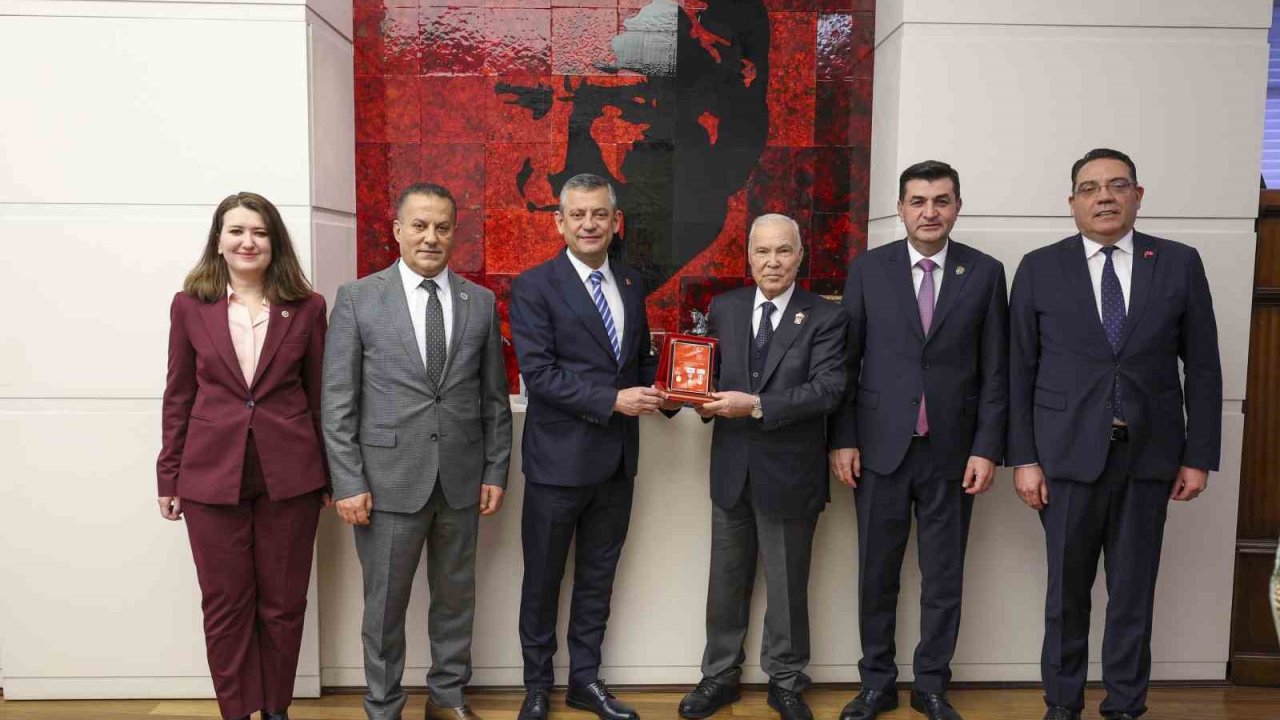 CHP Genel Başkanı Özel, şehit ve gazi dernek temsilcileriyle bir araya geldi