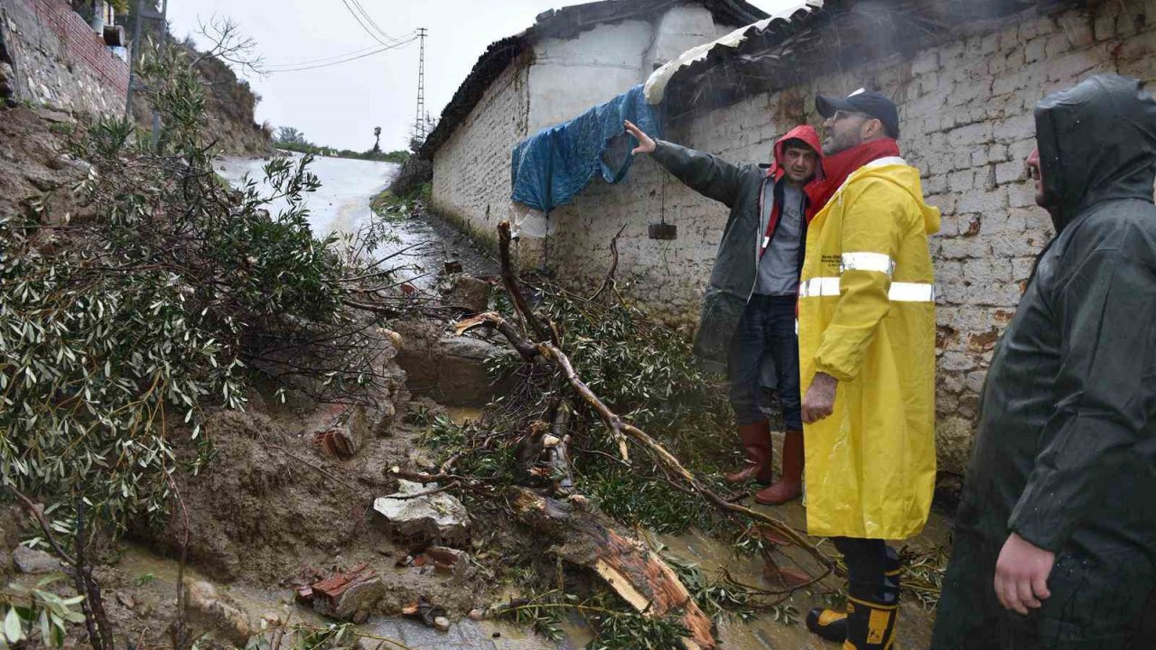 Germencik’te sağanak yağış sonrası başkan çizmeleri giyip sokağa çıktı