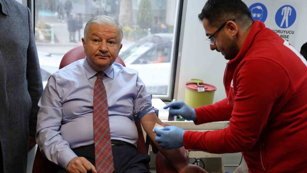 Aksaray’da kan bağışı kampanyasına Vali Duru da katıldı