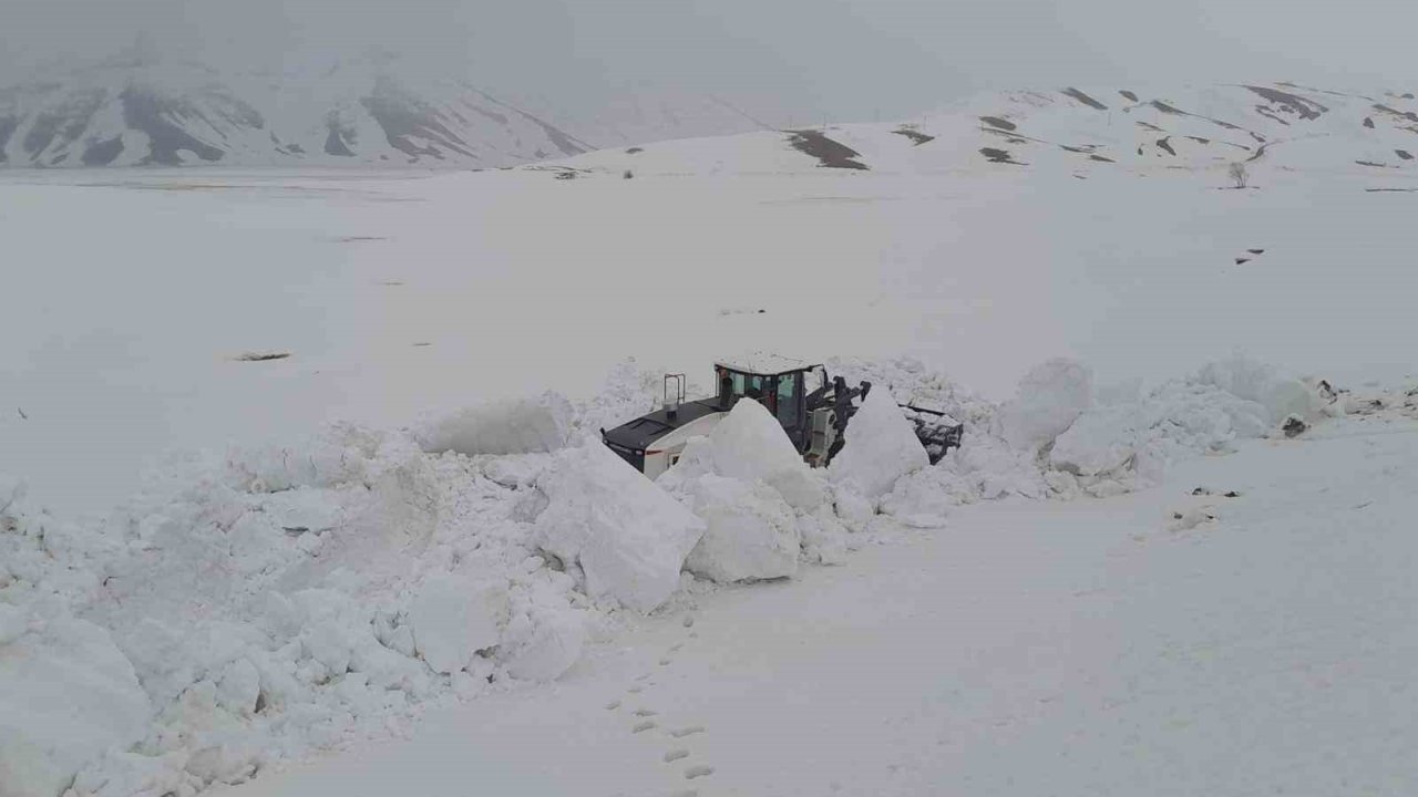 Hakkari’de 19 köy ve 38 mezra yolu ulaşıma açıldı