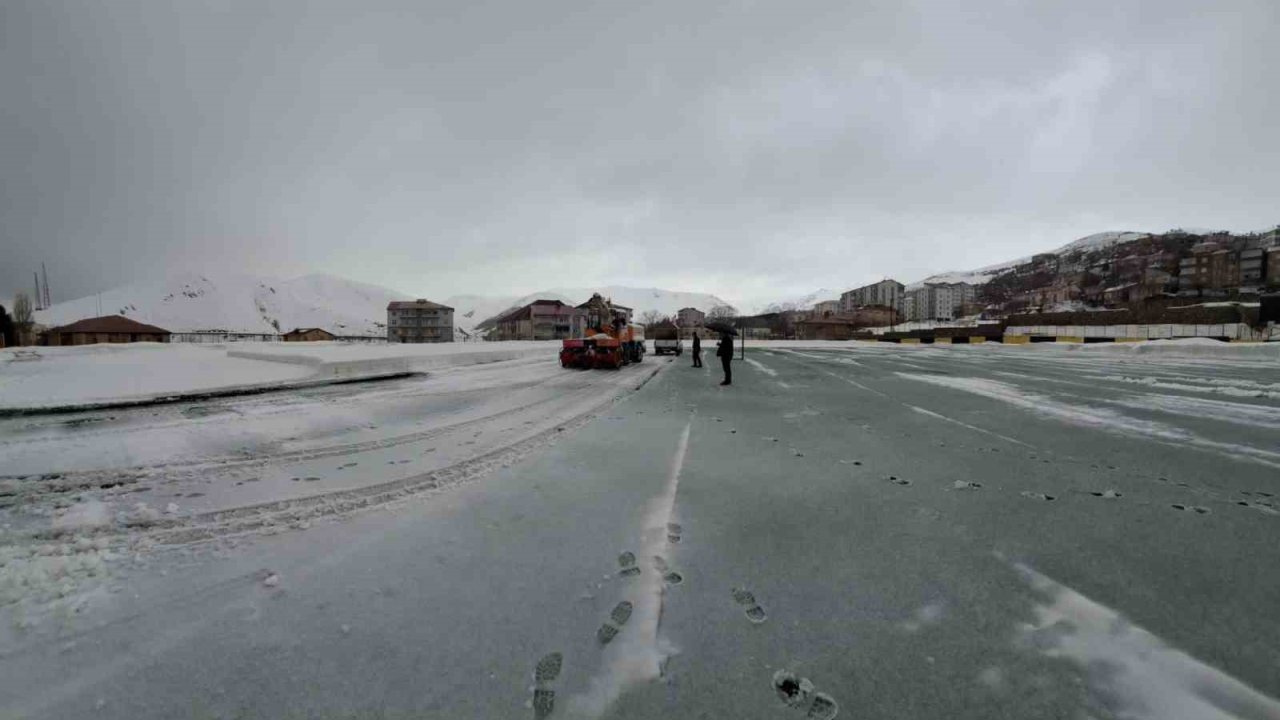 Karla kaplanan stadyum kısa sürede maçlara hazırlandı