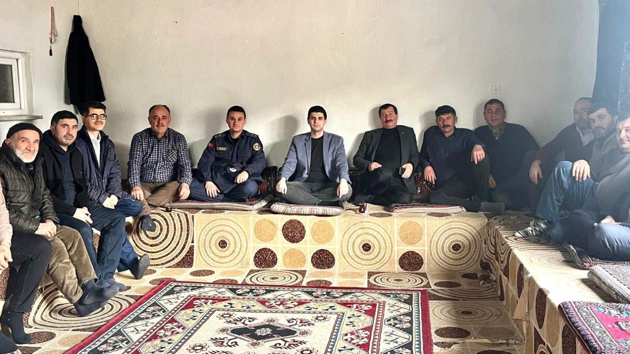 Dumlupınar Kaymakamı Alperen Teltik, köy sakinlerinin talep ve isteklerini yerinde dinledi