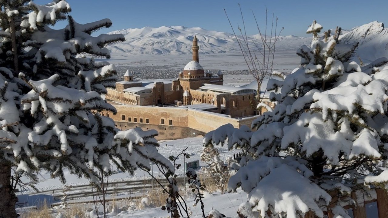 Yoğun kar yağışı tarihi sarayda eşsiz manzaralar oluşturdu