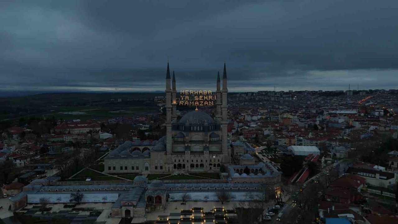 Selimiye Camii’nin minarelerine Ramazan mahyası asıldı