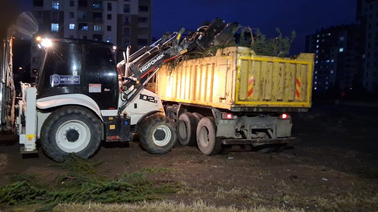 Melikgazi Belediyesi ekipleri rüzgar mesaisinde