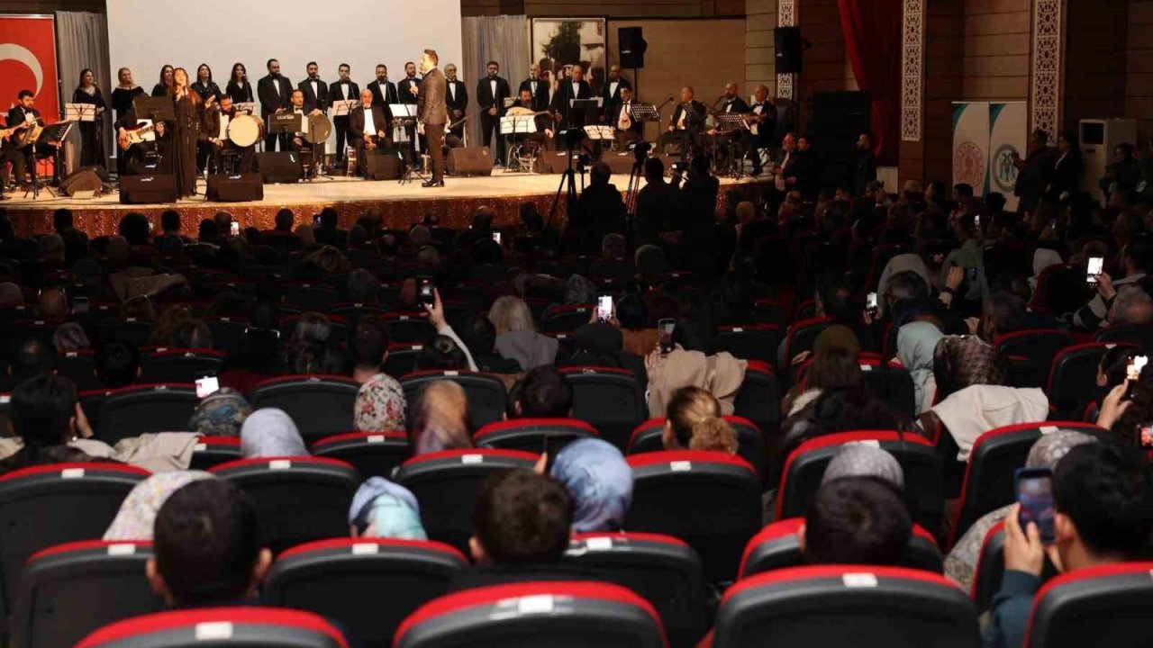 Erzincan’da kurtuluşun 108’inci yılına özel Türk halk müziği konseri düzenlendi