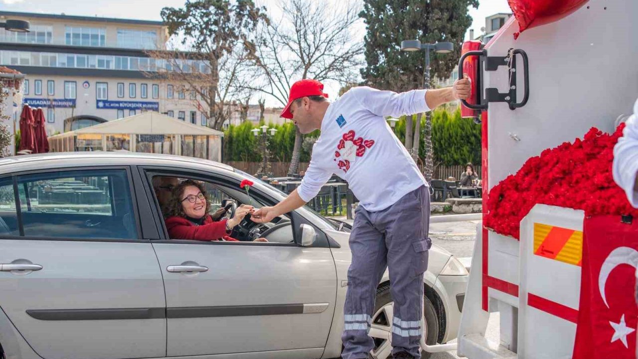 Kuşadası’nda çöp kamyonu sevgi dağıttı
