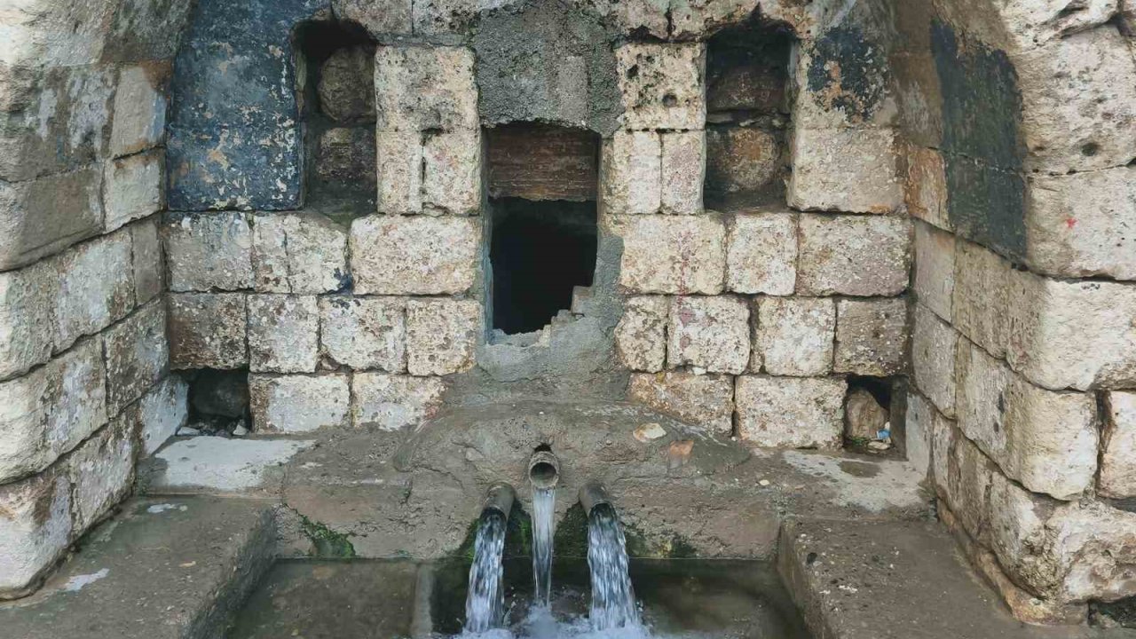 Araban’da tarihi 2 çeşmeden su akmaya başladı