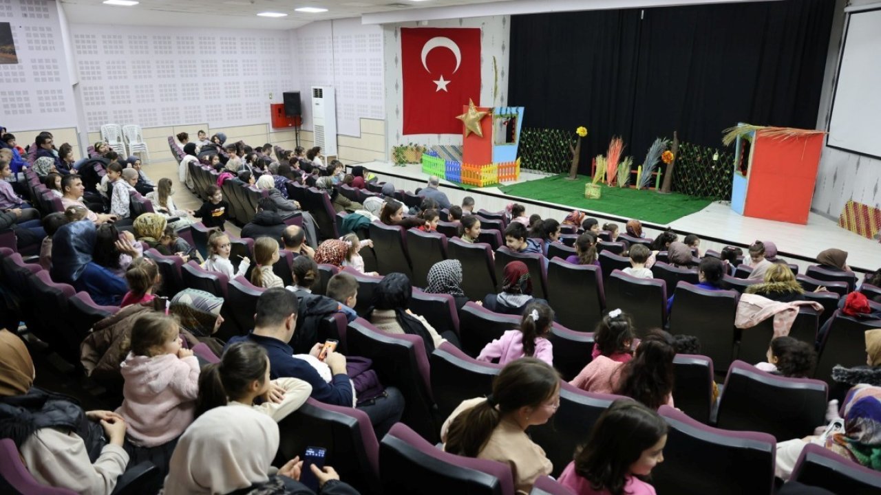 Kartepe’de çocuklar "Meraklı Civciv" oyununu izledi