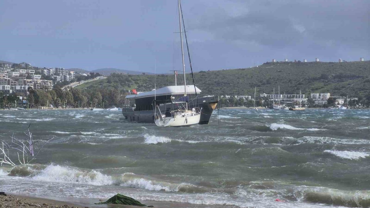 Bodrum’u kuvvetli fırtına vurdu