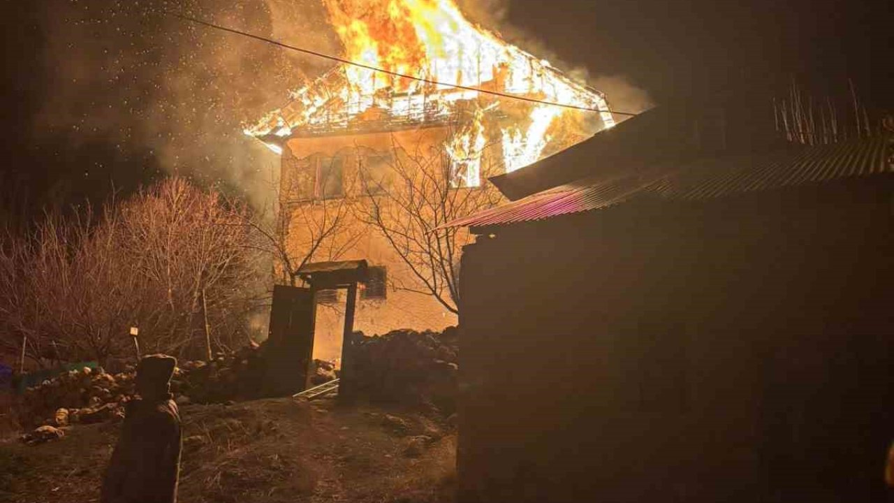 Gümüşhane’de 3 katlı evde yangın: Evdeki yaşlı adamı arama çalışmaları sürüyor
