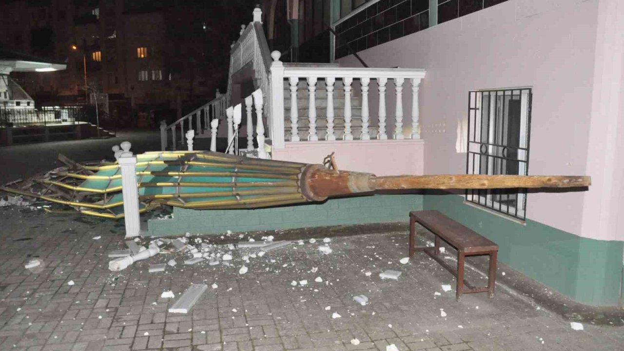 Salihli ilçesini fırtına vurdu, minarenin külahı koptu, çok sayıda ağaç devrildi
