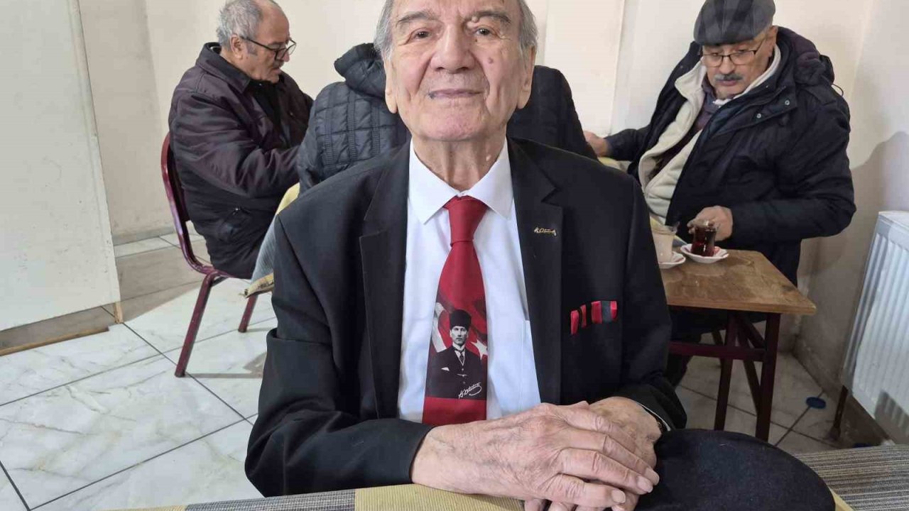 İnsanlara olan sevgi ve saygısından yıllardır takım elbise giyiyor