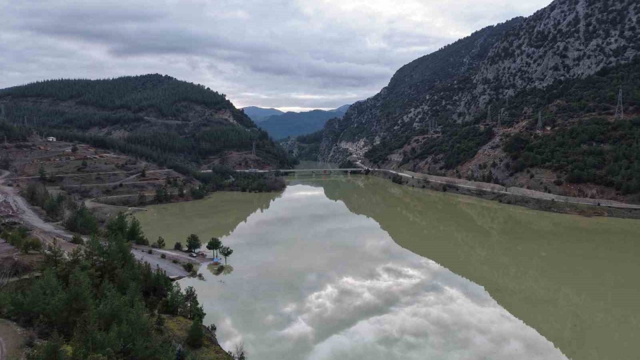 Feke Barajı’nda yükselen su seviyesi yüz güldürüyor