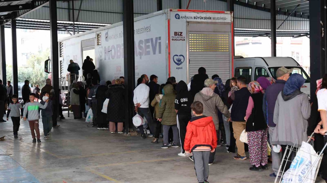 Büyükşehir Ramazan bereketini mahallelere taşıyor