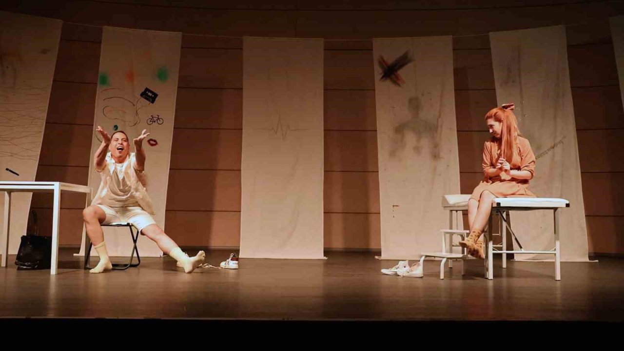 Menteşe Belediye Tiyatrosu Acıpayam’da sahne aldı