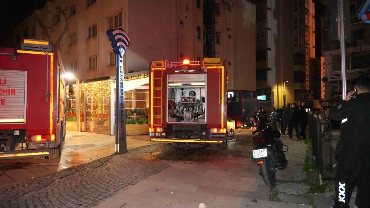 Elektrik panosundan çıkan yangın paniğe neden oldu