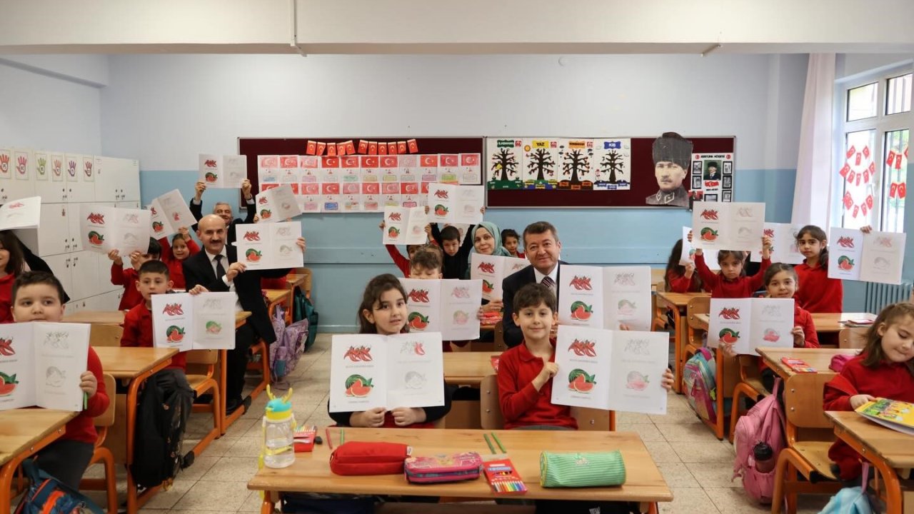 Bilecik’te ‘Bilecik’i Herkes Bilecek’ boyama kitabı öğrencilere dağıtıldı