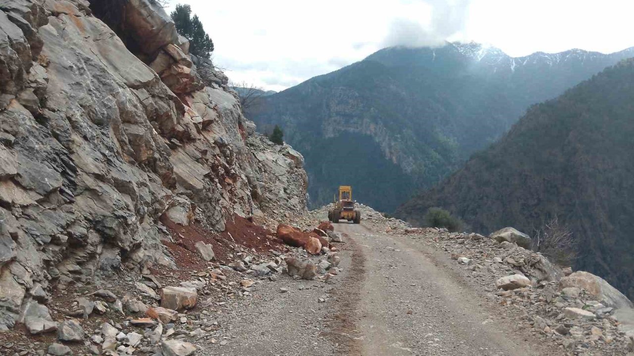 Yahyalı’da sel ve heyelan sonucu kapanan yollar açıldı