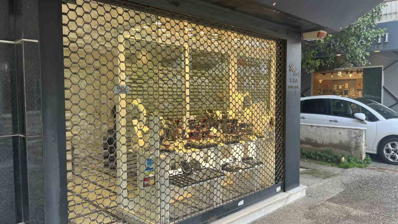 İzmir’de kuyumcuya silahlı soygun girişimi