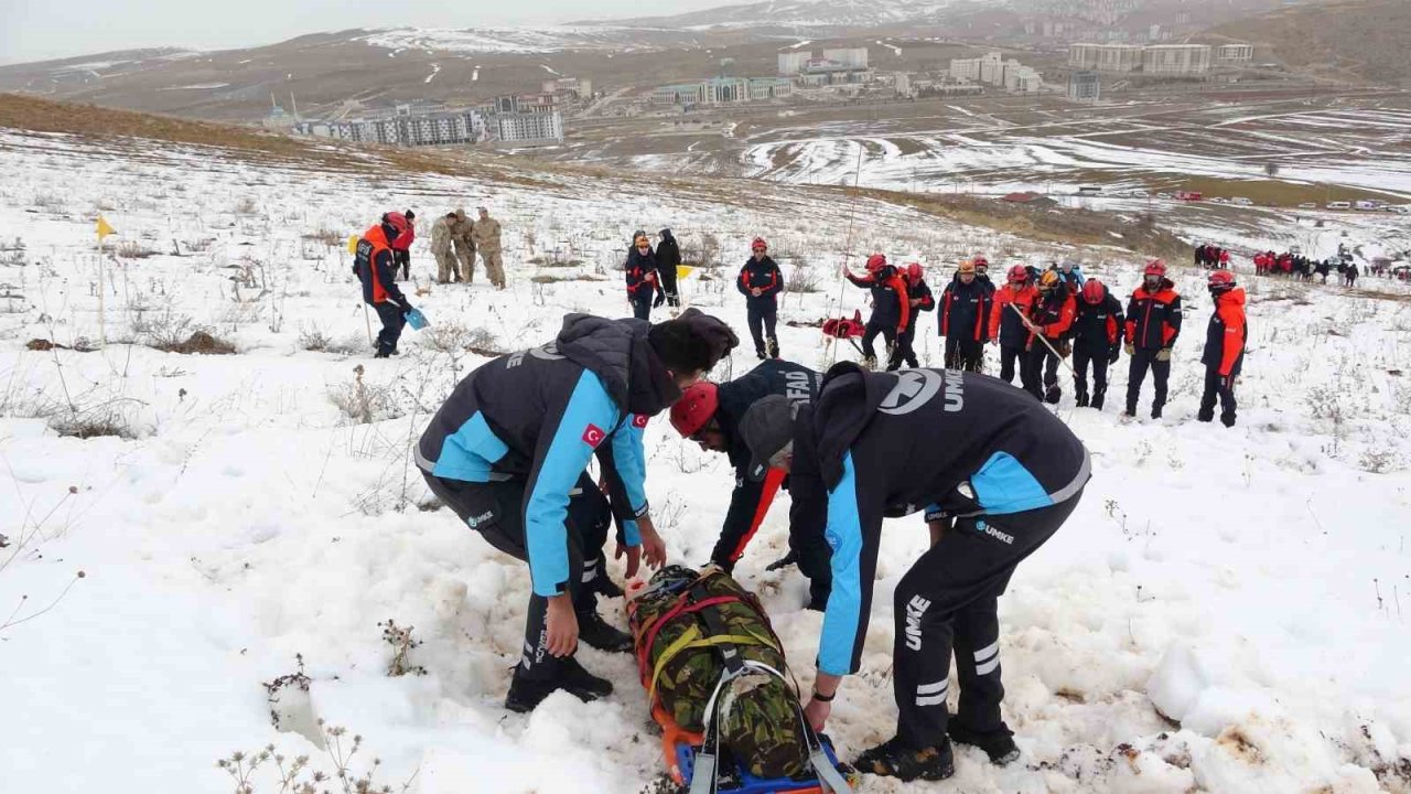 Bayburt’ta gerçeği aratmayan tatbikat: 3 kişi çığ altından çıkarıldı