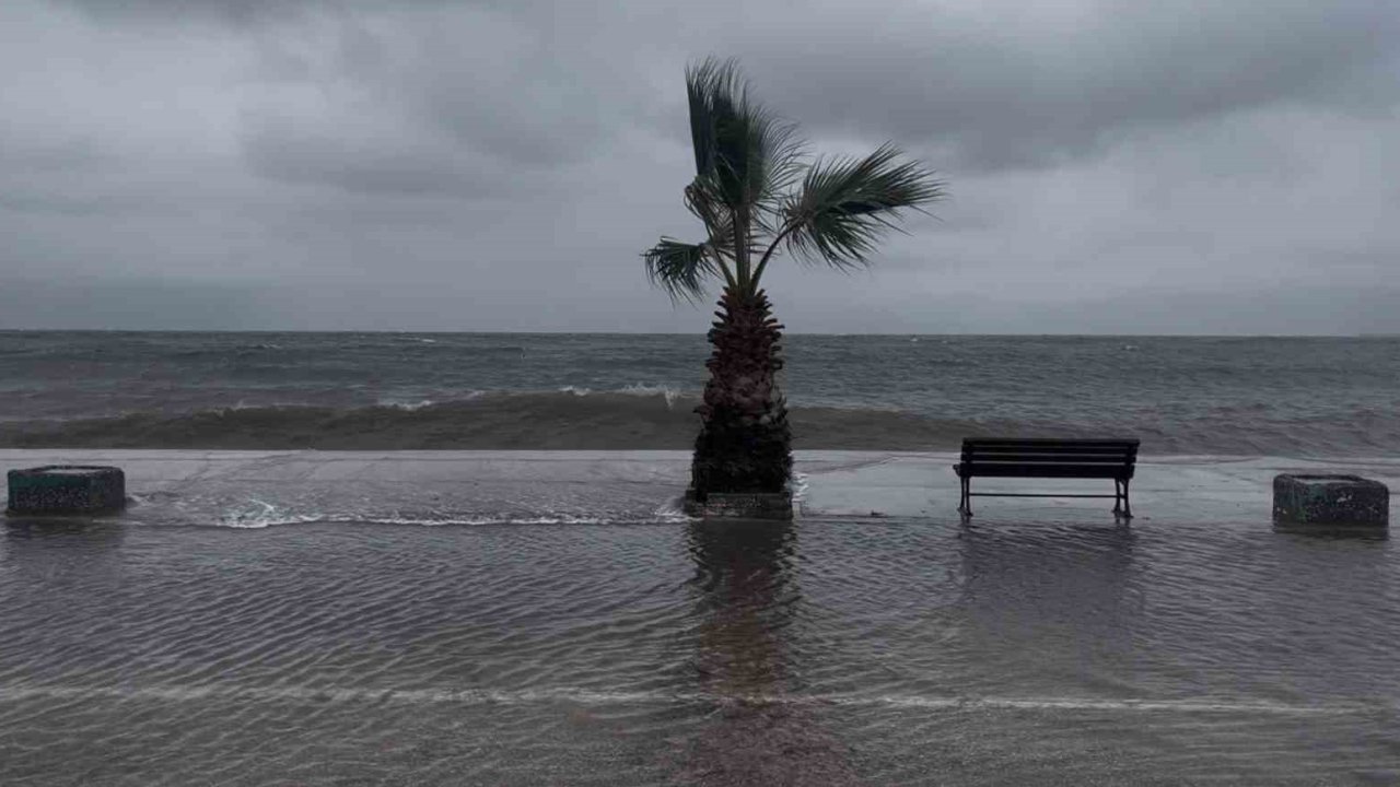 Bursa’da denizle kara birleşti, sokaklar göle döndü