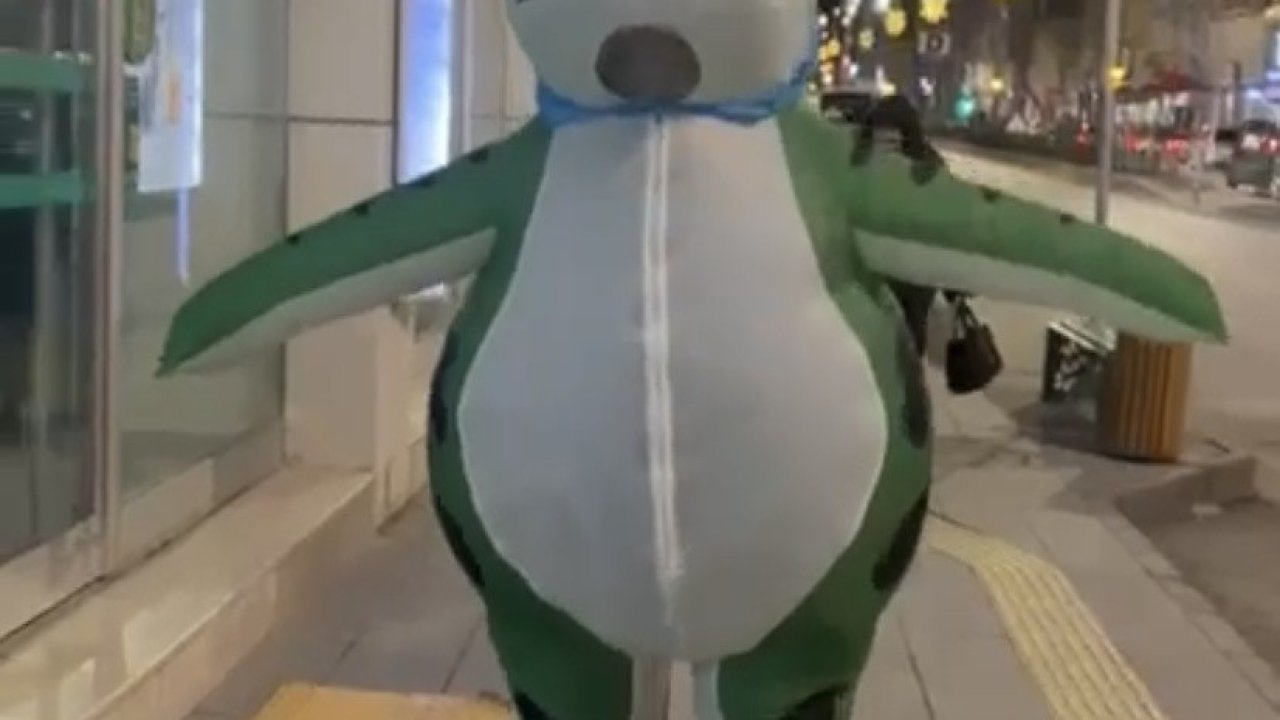 Şişme kurbağa kostümüyle caddede dolaştı, hem şaşırttı, hem gülümsetti