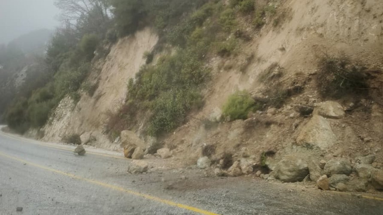 Yoğun yağış sebebiyle kayan topraklar yolları kapattı