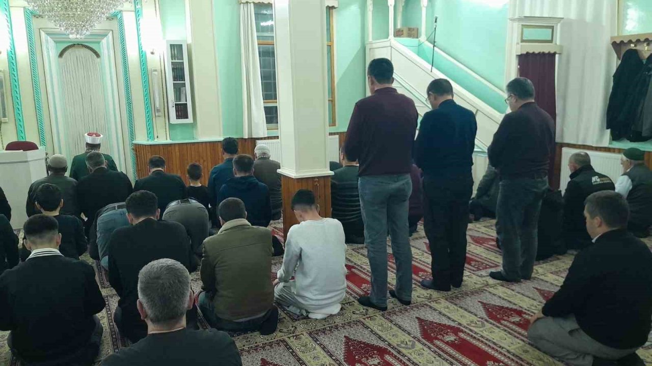 Karapınar’da ilk teravih namazı kılındı
