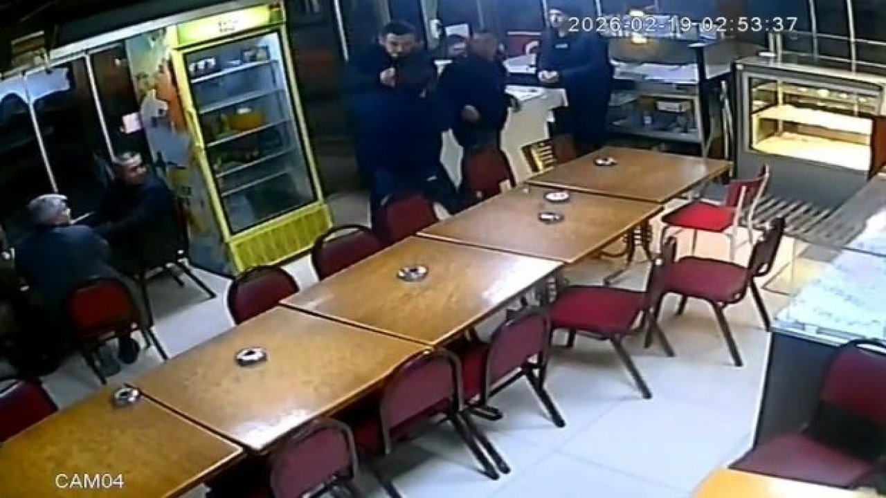 Kütahya’da çay evinde bıçaklı saldırı anı kamerada: 1 ağır yaralı