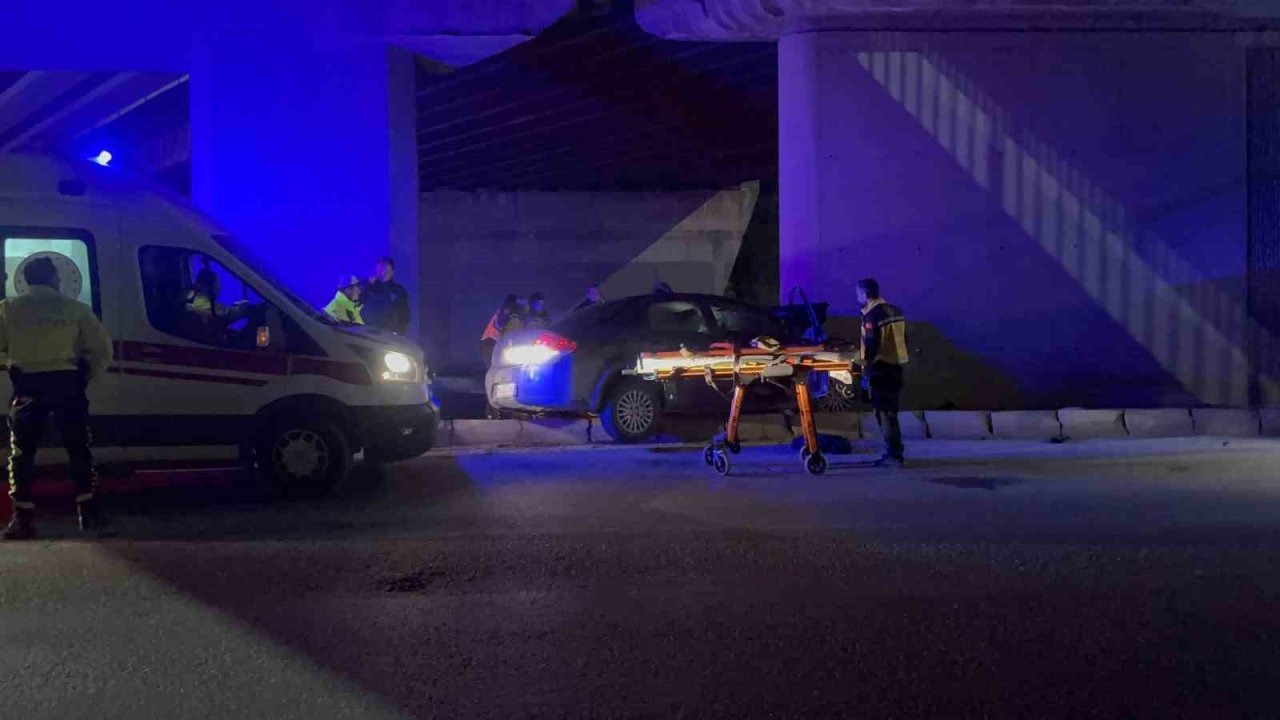 Kontrolden çıkan otomobil köprünün kolonuna saplandı: 1’i ağır 2 yaralı