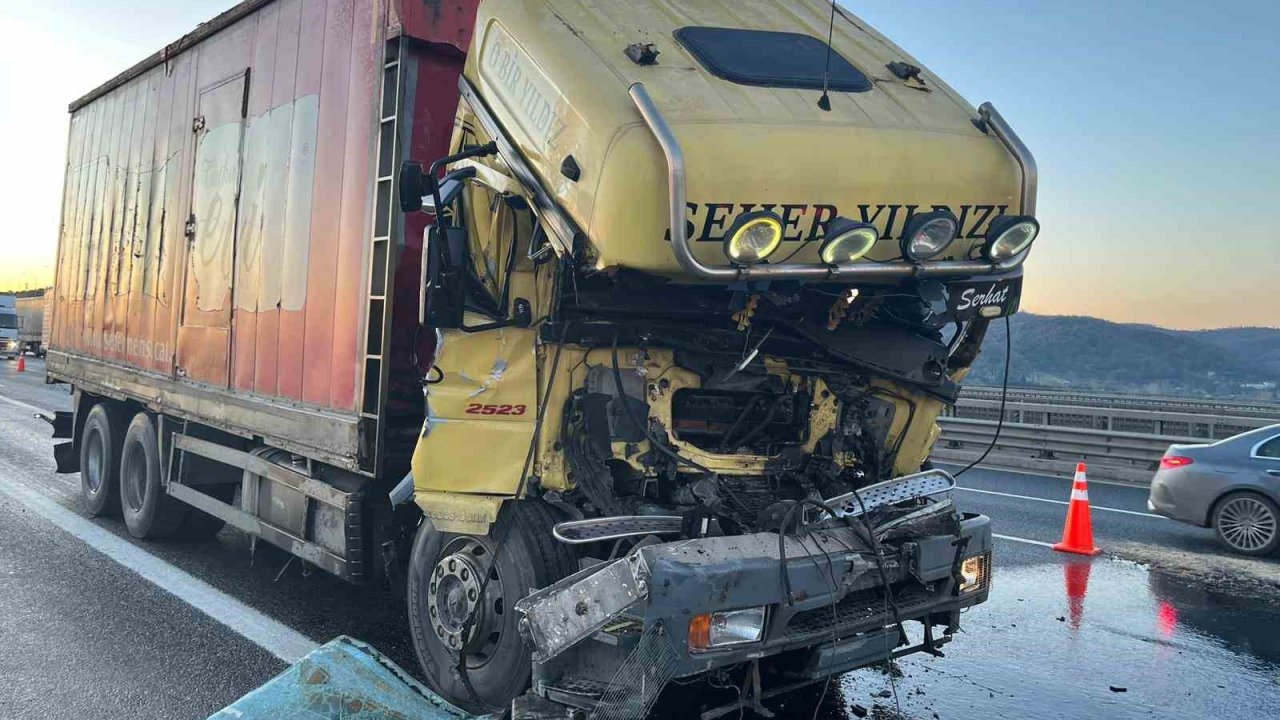 Kuzey Marmara Otoyolu’nda kamyon tıra arkadan çarptı: 1 yaralı