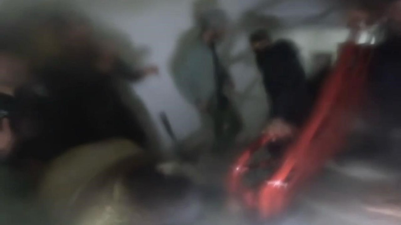 Evde dumandan etkilenen şahsı çıkartma anları kask kamerasına yansıdı