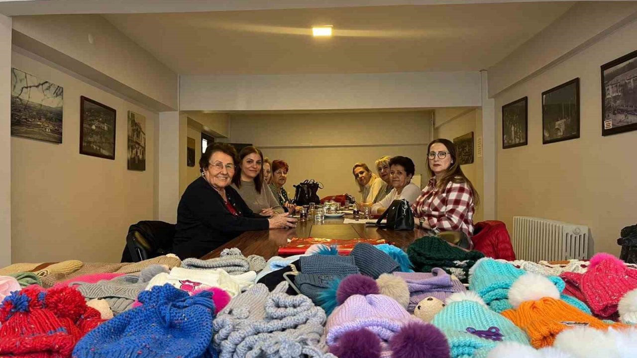 Kırşehir’de örülen atkı ve bereler lösemi tedavisi gören çocuklara gitti