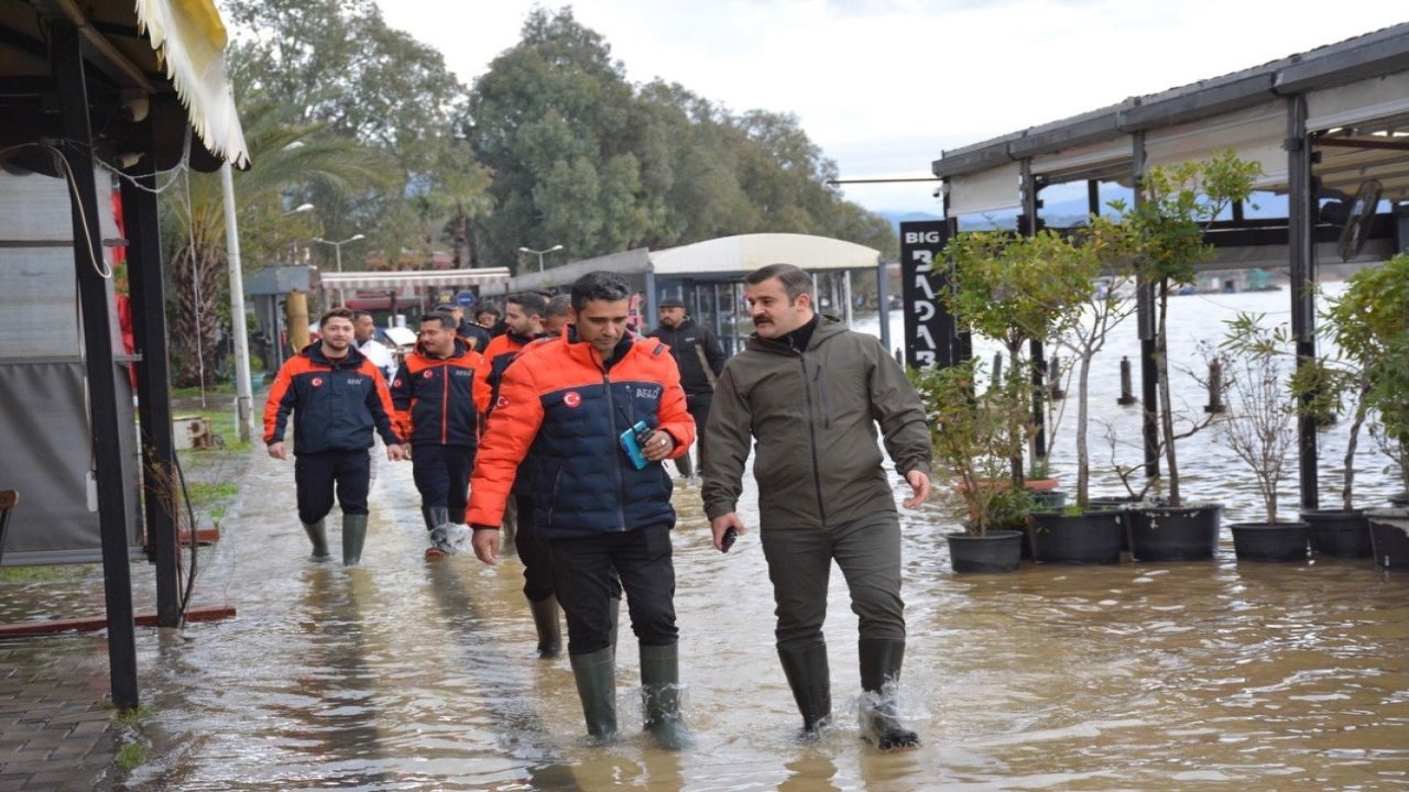 Köyceğiz Kaymakamı Kumcu, çizmesini giydi, kordonda incelemelerde bulundu