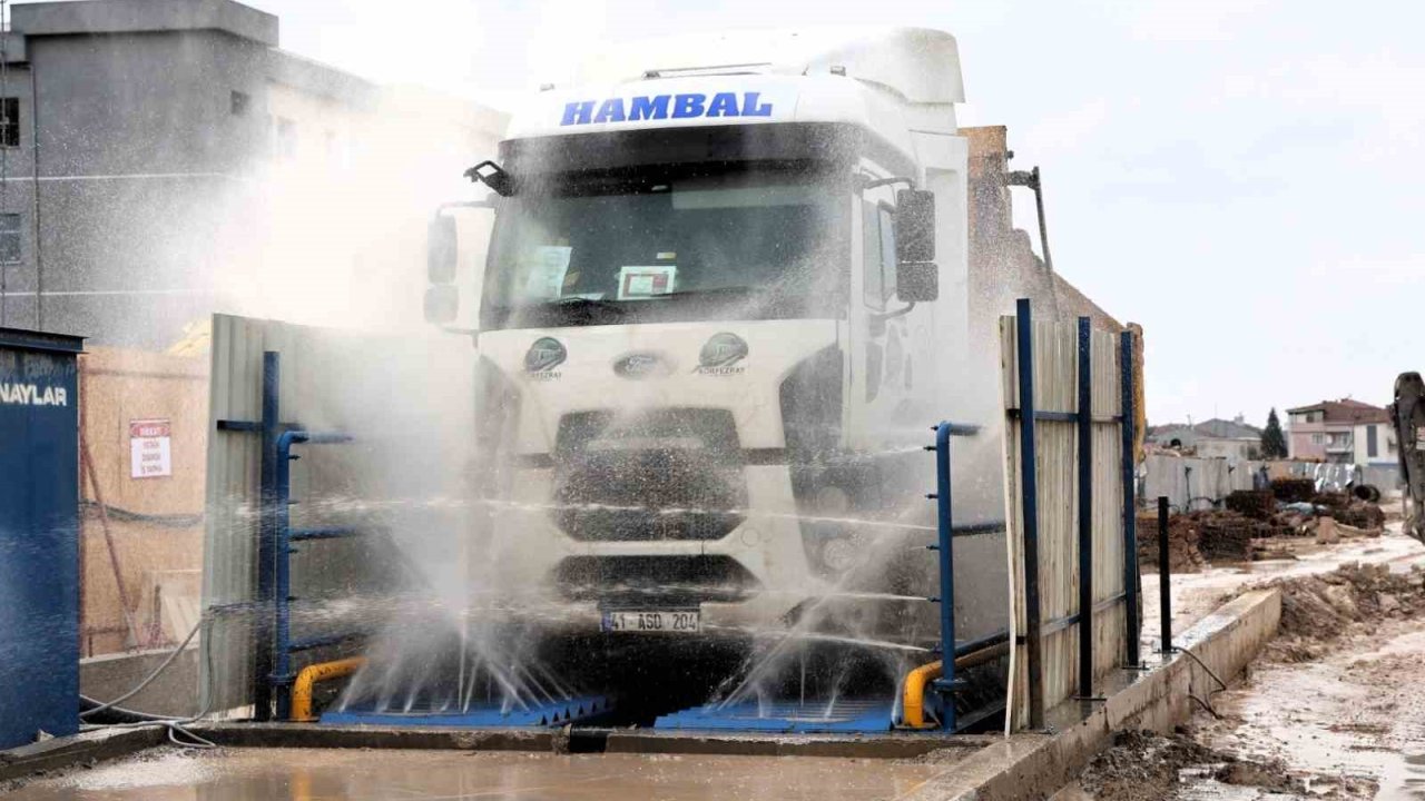 Metro şantiyesinden çıkan araçlar temizlendikten sonra trafiğe karışıyor