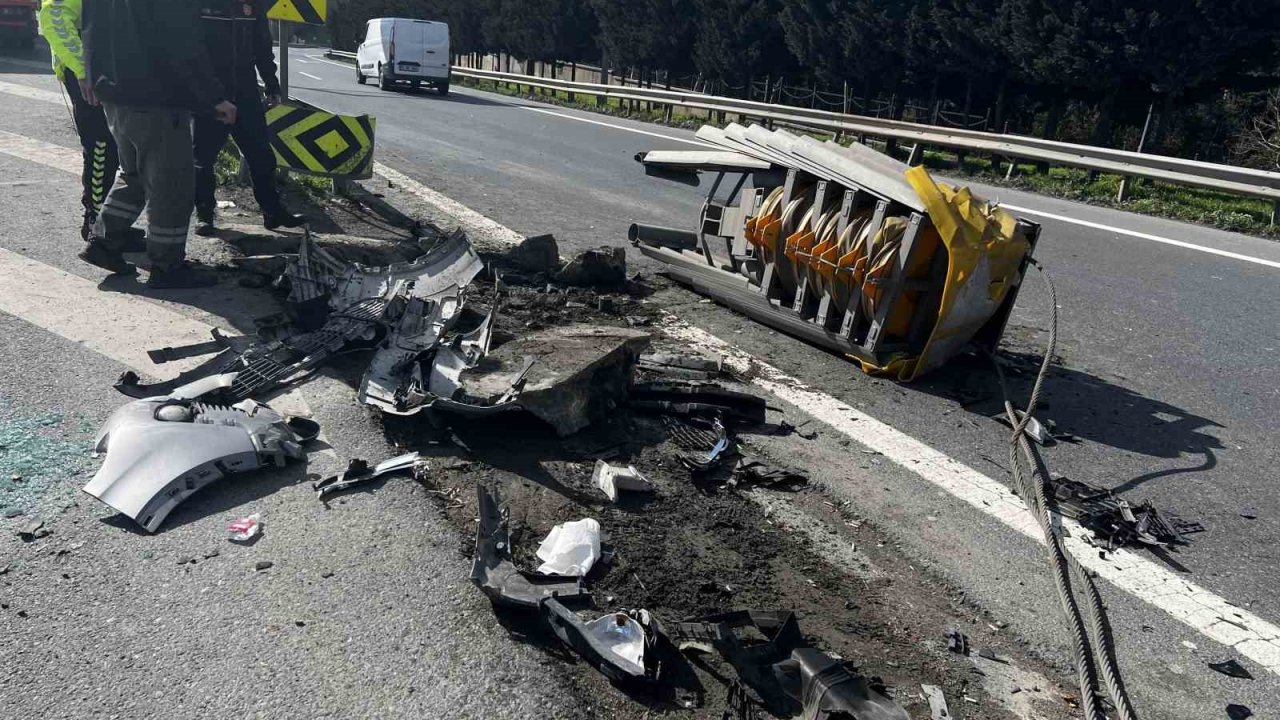Esenler’de cip refüje çarptı: Araçta sıkışan sürücü yaralandı
