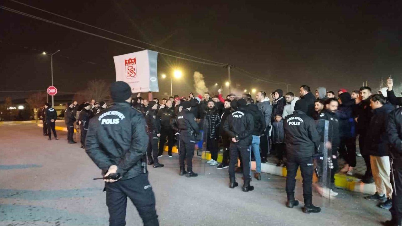 Sivasspor’a taraftarlardan tesislerde protesto