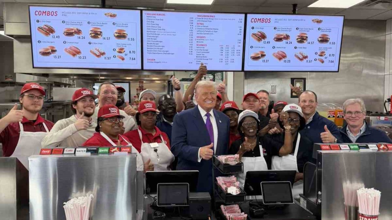 Trump, bir restoranı ziyaret ederek başkanlık uçağına götürmek için hamburger sipariş etti