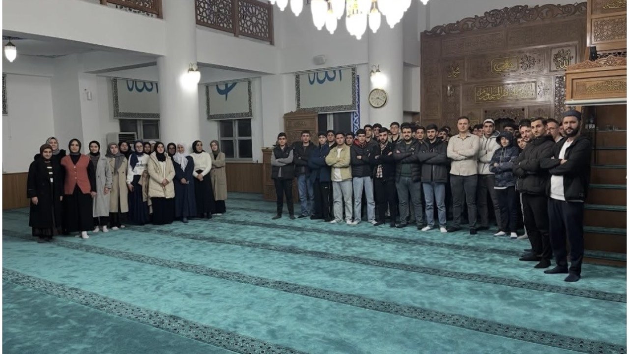 Çermik’te öğretmen ve öğrenciler teravih namazında buluştu