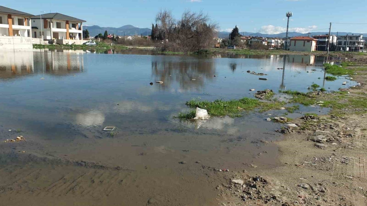 Kanalizasyon şebekesi çöktü inşaatlar su içinde kaldı