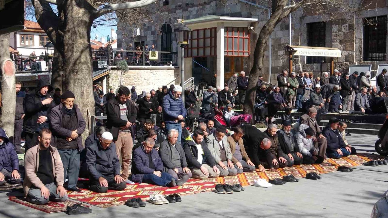 Konya’da Ramazan ayının ilk Cuma namazında camiler doldu taştı